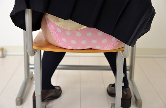 【画像】椅子でスカートがめくれ上がってパンツ丸見え ドジっ子 ”あいか莉乃”ちゃん