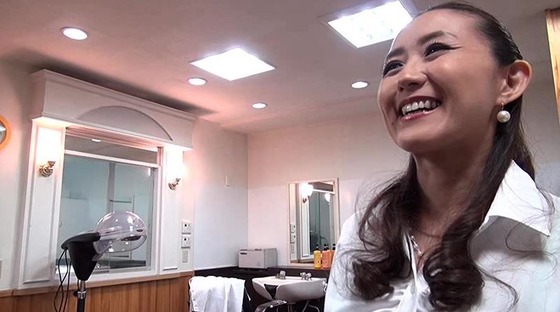豊胸手術痕が生々しい 偽巨乳おばさん ”鳴海遥子”ちゃん