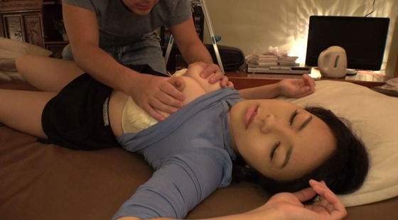 泥酔した爆乳お姉さんを美味しくいただいたのだが、そのお姉さんは実は… 北井杏樹