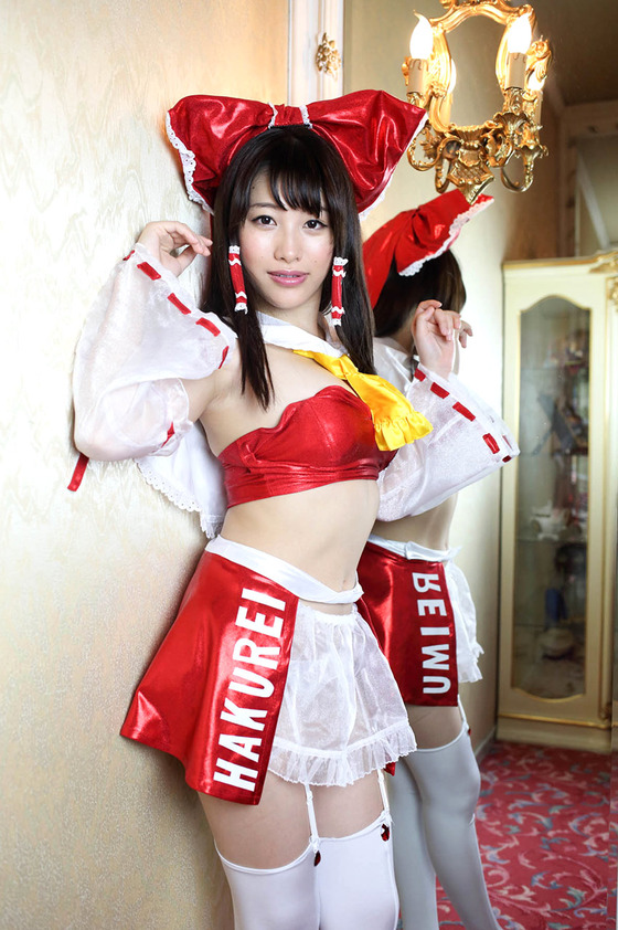 ”春原未来（すのはらみき）”ちゃんの「東方レースクイーン霊夢」コス