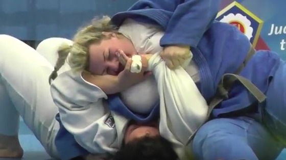 女子柔道 重量級選手の押さえ込み動画