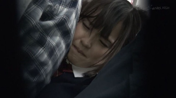 電車痴漢で「絶対イクもんか…」腰をひねり絶頂を拒み続ける女子校生の失禁がまん顔