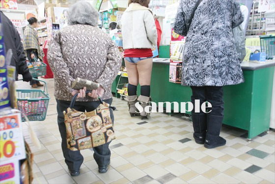 【田中映像製作所】 ぽっちゃりパイパン美巨乳M女の露出40　女装子さんとの森林露出