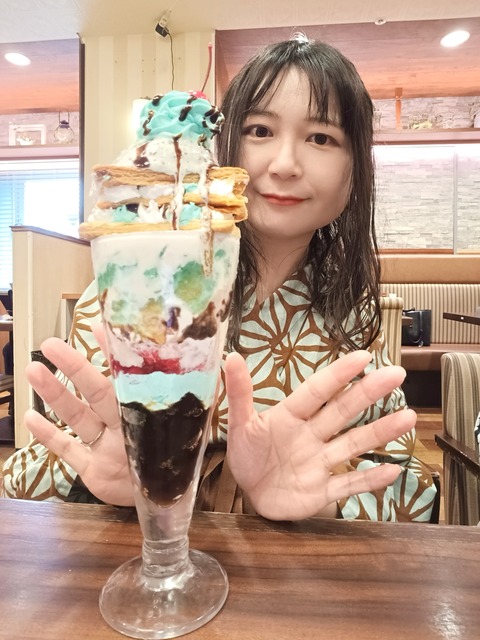 キモノチョコミン党】ジョナサンで30cmのチョコミントパフェを食べる