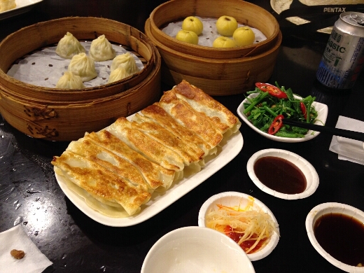 中正祈念堂の横の杭州小籠湯包で、小籠包と焼き餃子とかぼちゃのスイーツをオーダー。小菜は空芯菜を。噂どおりめちゃ美味いし安い!台北に行ったらこの店はオススメですよ!