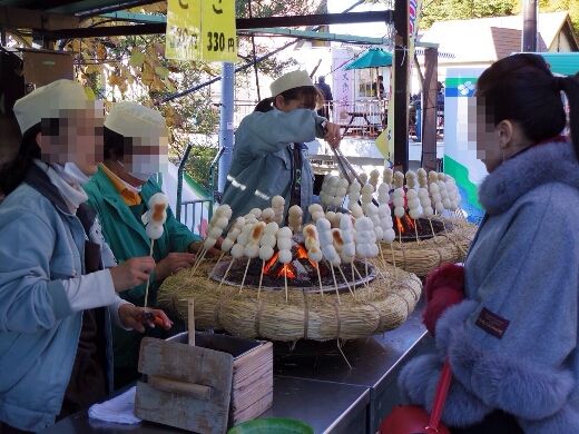 高尾山駅周辺は醤油をつけて焼く「だんご」のいい匂いが漂ってますw