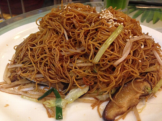 もちろん!「翠華餐廳(スイカレストラン)」に来たらコレを食べないとです!XO醤で仕上げるしょうゆ味風の焼きそばはめちゃウマ!