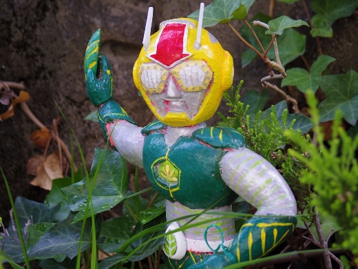 謎のヒーローも居ました。仮面ライダー的な何か?w
