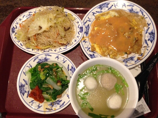 興葉蚵仔煎では、蚵仔煎+炒米粉+綜合丸湯+青菜のセットを。どちらも台湾では超定番の台湾小吃セット。