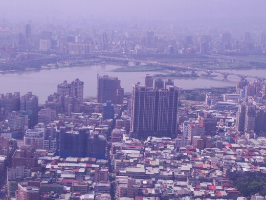 台北市内を上空から望む