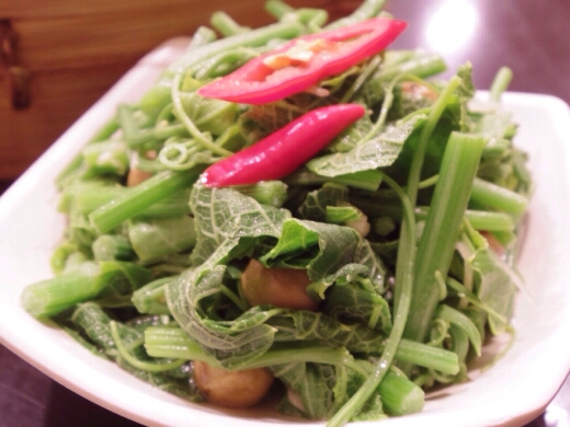 この空芯菜がめちゃめちゃ美味かったなぁ。和えてある豆は固くて食べなかったけどw