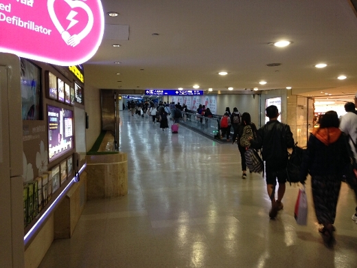 台湾桃園国際空港までの道中は、台風の影響でコトコト揺れるも大幅な遅れも無く無事に到着。出発の遅れをかなり取り戻した様子。