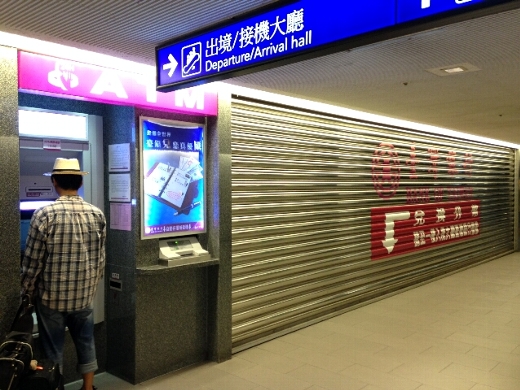 まずはATMで現地通貨を引き出し。時間に関係なく現地ATMを使えるようになったことで、出発前に外貨交換しなくて良くなった。これはかなり便利。