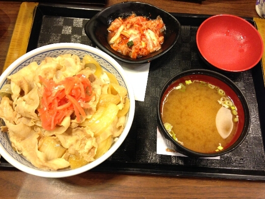 お腹も空いたので吉野家でかなり遅い夕食を。ほとんどの店はとっくに営業時間が終わってるからねぇ。味は日本とほぼ同じ。味噌汁がちょっと微妙だけどw