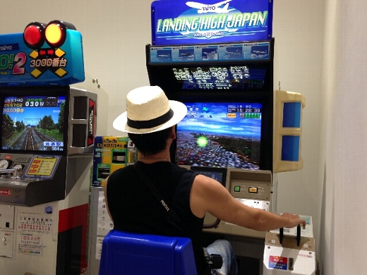 時間もあったので旅客機操縦シミュレーションゲームをしてみたり。横風の設定が分かりにくかったなぁw