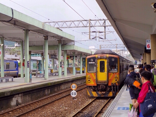 瑞芳駅で特急電車を降り、平溪線の普通列車に乗り換えます。かなりレトロな雰囲気のあるディーゼル列車ですw