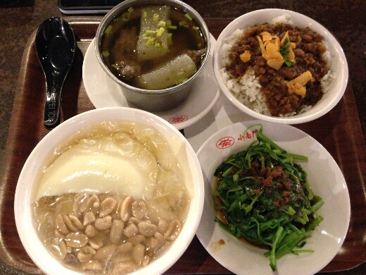 小南門傳統美食で、魯肉飯+排骨酥湯+燙青菜のセットに、豆花+花生を。