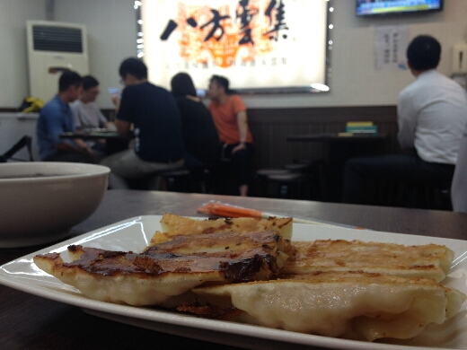 台北と言えば八方雲集!焼き餃子とスープを愉しんできました!イカ団子と海苔のスープがめっちゃ美味かった!もちろん餃子も!w