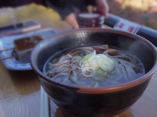 十一丁目茶屋で温かい蕎麦を食べながら景色を堪能。ちょっと寒いけどテラス席はおすすめです。