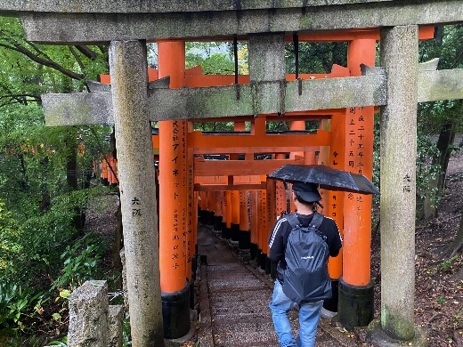 伏見稲荷大社奥宮でも家業発展を祈願し下山。