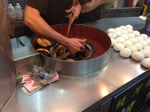 タンドリー釜でナンを焼くみたいに釜の側面に引っ付けて焼くのですよこれ。