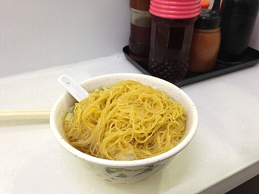 もちろん迷わず「上湯雲呑麺(シャンタンワンタンメン)」をオーダー。麺はすべて自家製の手作りなのだ。エビ入りワンタンは何処に?w