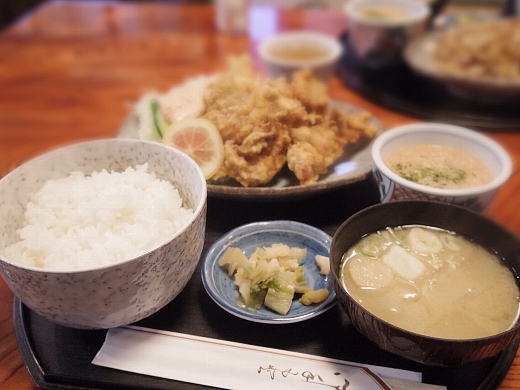 夕食は「いなか家 大地」に行ってみた。から揚げ定食をオーダーしたんだけど、これがもうめっちゃボリュームあってびっくりw