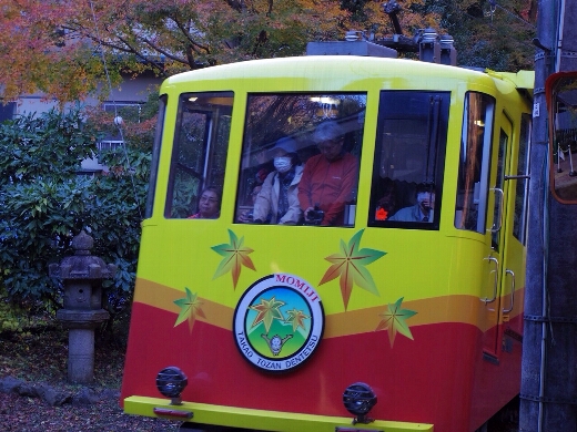 下っていくケーブルカー「もみじ号」とすれ違う。車内は観光客で満員ですw