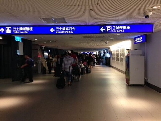 台北市内へのエアポートシャトルトレインに乗ろうと思ったんだけど、時間が遅くアウトオブサービス。仕方なく、高速バスに乗って台北市内へ行くことに。