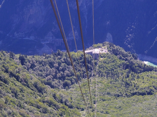 室堂で立山トロリーバスに乗り換え立山の反対側へ抜けます。で、立山ロープウェイに乗り黒部平へ。黒部平から黒部ケーブルカーで黒部湖へと向かいます。高所恐怖症なんですが…w