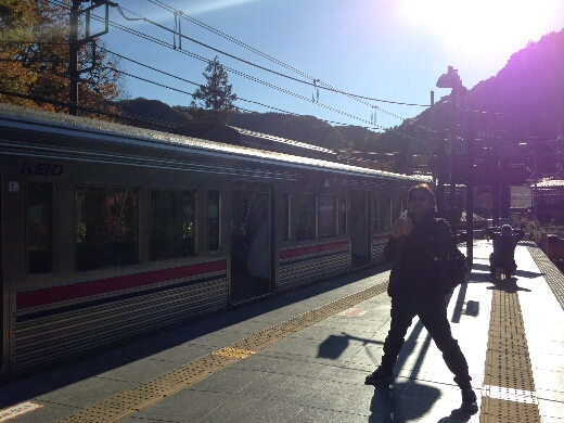 高尾山口駅に到着。雲ひとつない快晴で気分は上々w