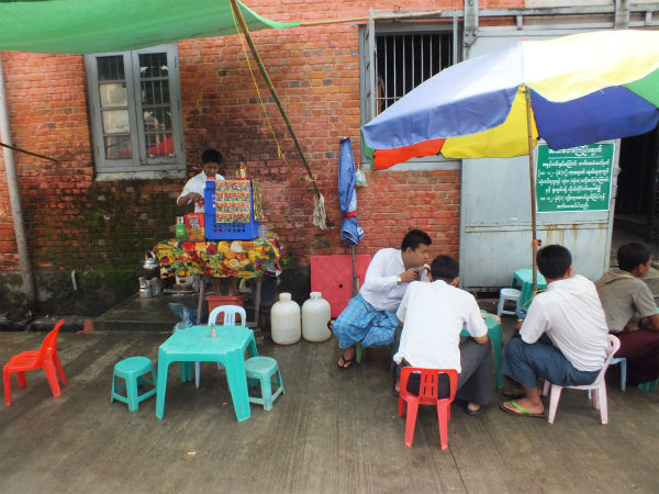 ヤンゴンのコーヒー屋台