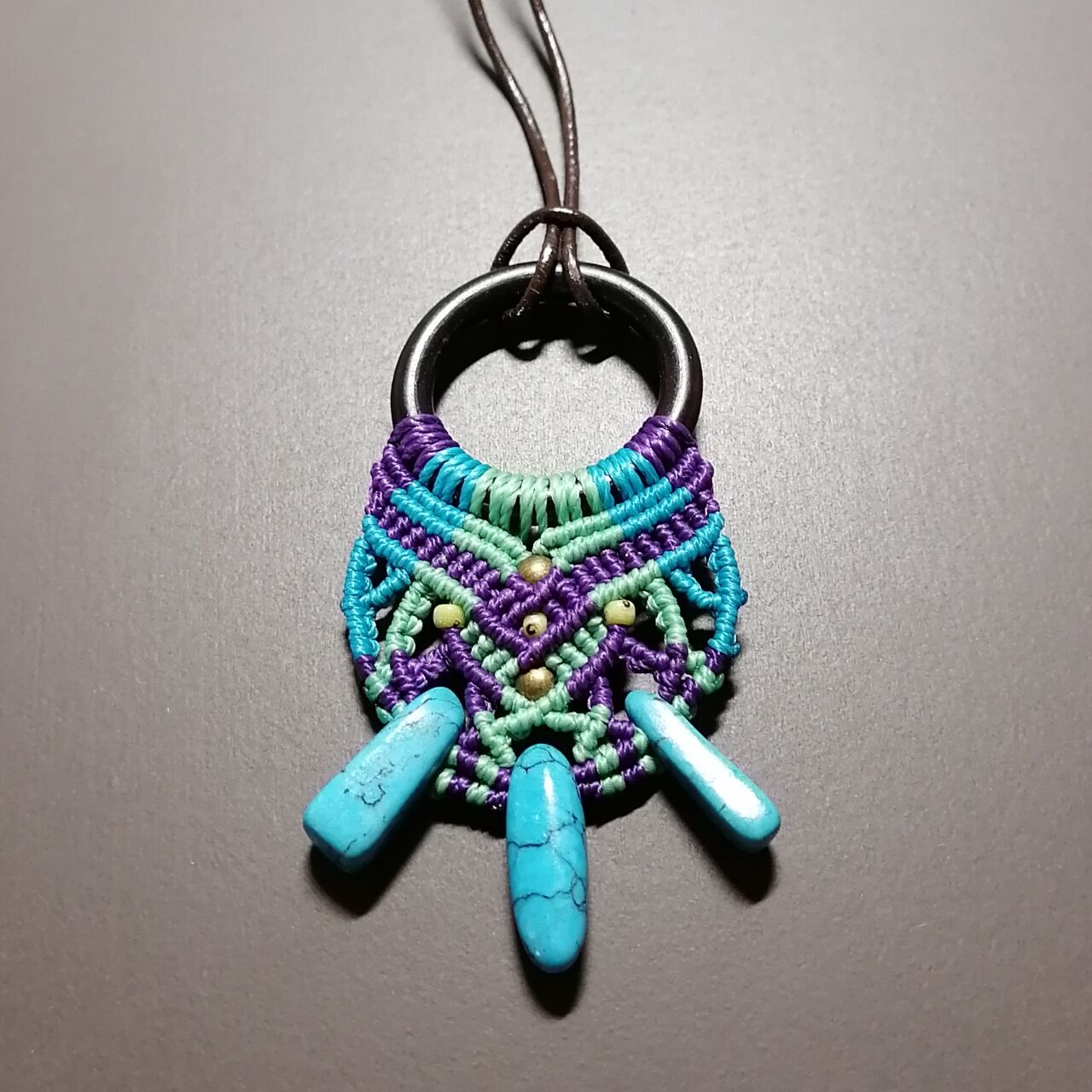 巻き結びとライン結びのアラベスクペンダント Capella マクラメとうさぎとねこ