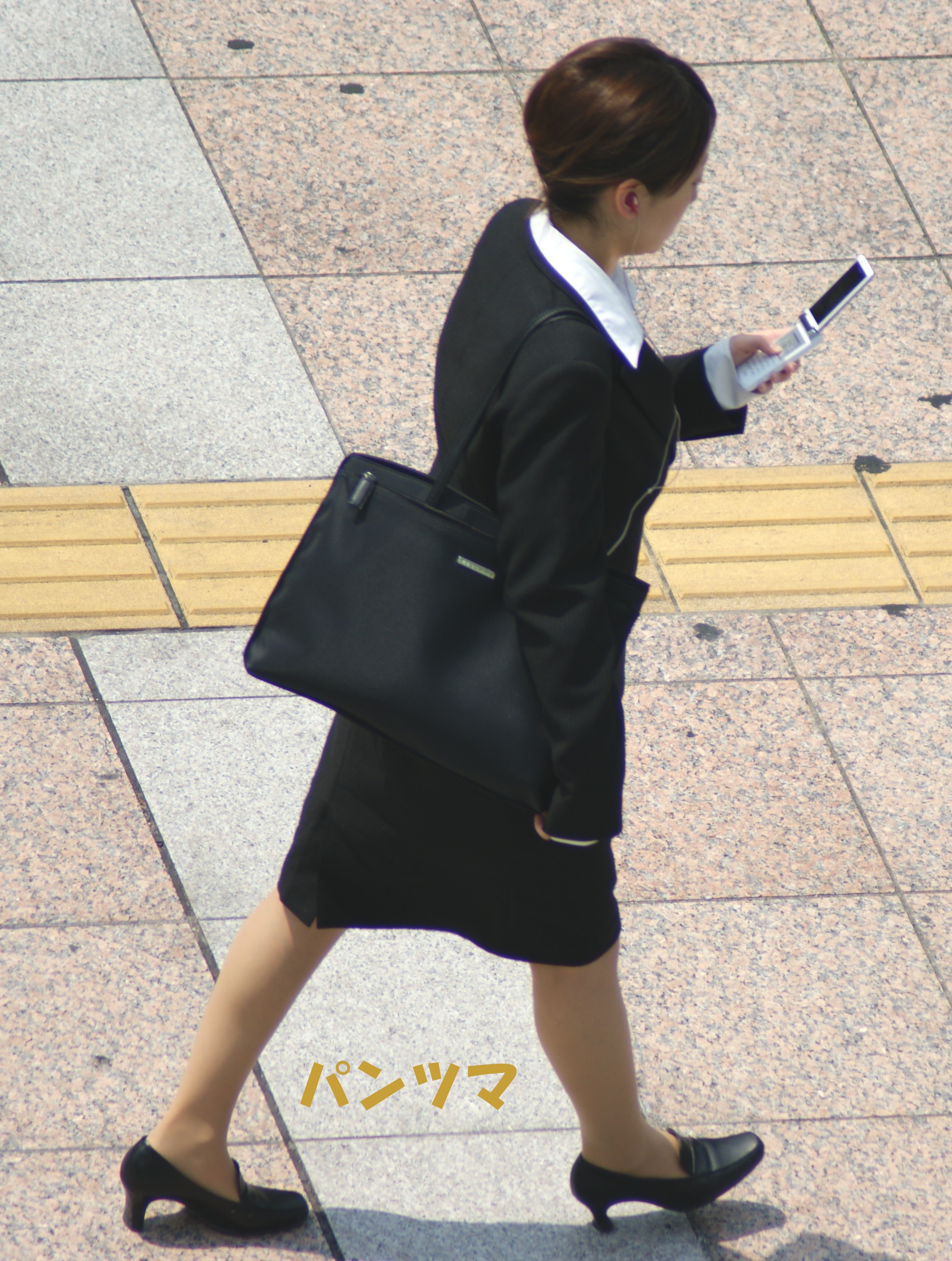 リクルートスーツと穿きなれていないパンスト パンストつま先画像ブログの保存