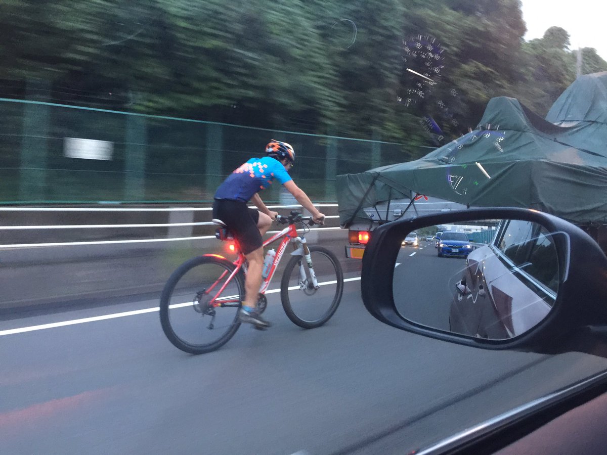 こんなだから自転車は邪魔って言われちゃうんだよぉ スリップストリーム街中で披露するなよぉ