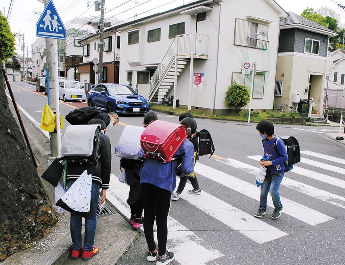 車ｷｷｰ「あぶねーなこのやろう！」歩行者「すみません」ﾍﾟｺﾍﾟｺ←おかしくね？