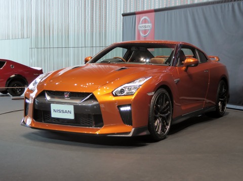 Nissan_GT-R_MY2017_(1)