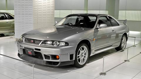 800px-Nissan_Skyline_R33_GT-R_001