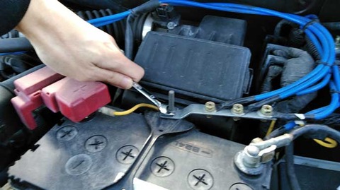 180330_car-batterychange-01