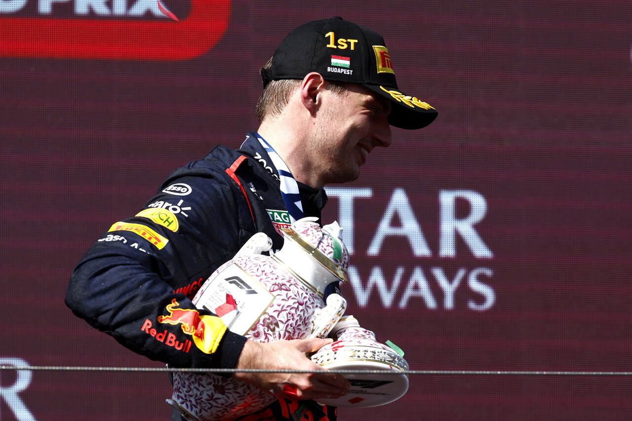 【F1 ハンガリーGP】ランド・ノリスさん、優勝したフェルスタッペンのトロフィーを破壊する : ドライブまとめ