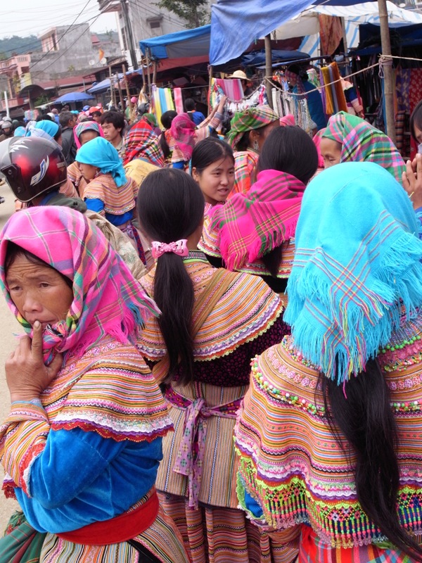 カラフルすぎる露店市 ベトナム バックハー 世界の軌跡 ふわり旅人