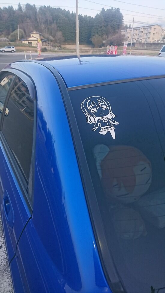 【画像】車にステッカー貼ったったんだけど、オタクどもがうらやましがるだろこれwww カレー SUKIYAKI