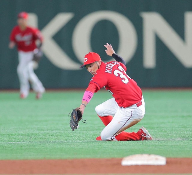 カープ菊池涼介×巨人岡本のファインプレーの守備位置、明らかにおかしいｗｗｗ　新井監督「4打点分ぐらいの価値。凄い」