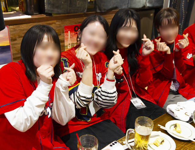 カープ女子4人_B_1280px