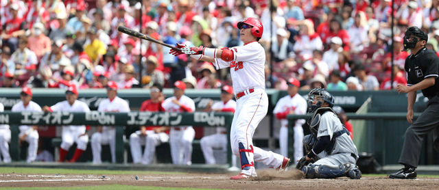 新井貴浩バット投げ