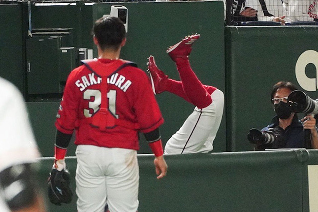 カープ上本崇司、カメラマン席に飛び込むファインプレー