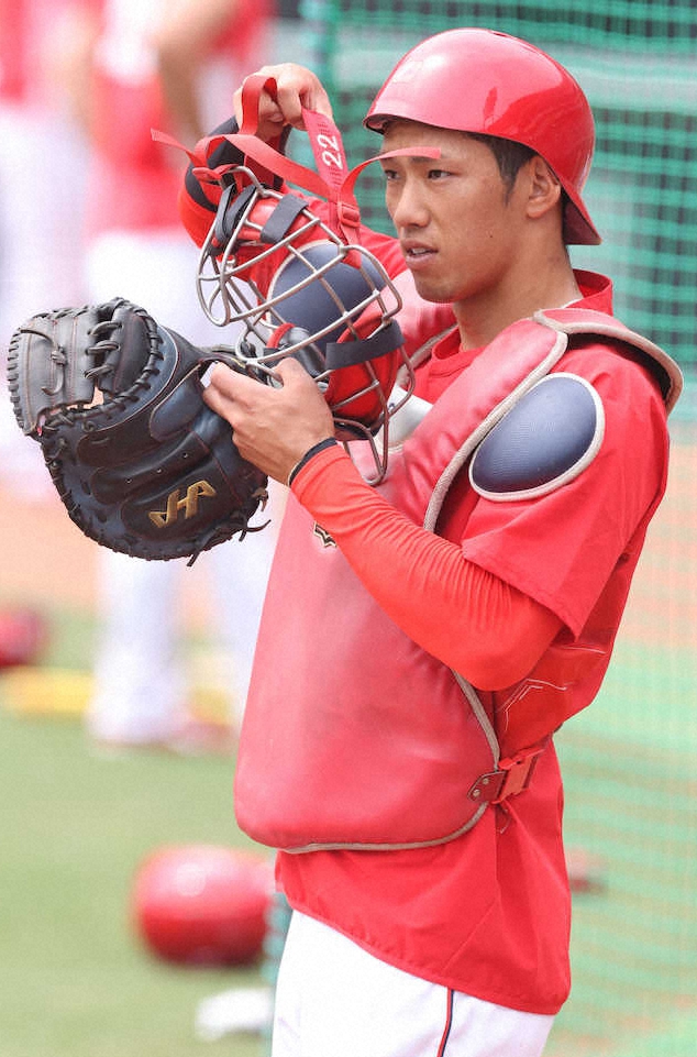 カープ中村奨成、捕手＆外野手の二刀流継続