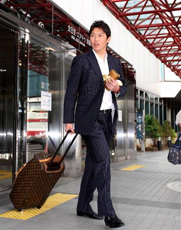 新井貴浩_スーツ_私服