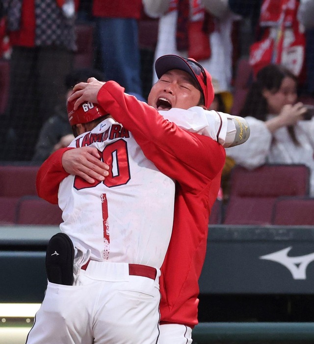 カープ新井監督が田村のサヨナラ弾をハグで祝福