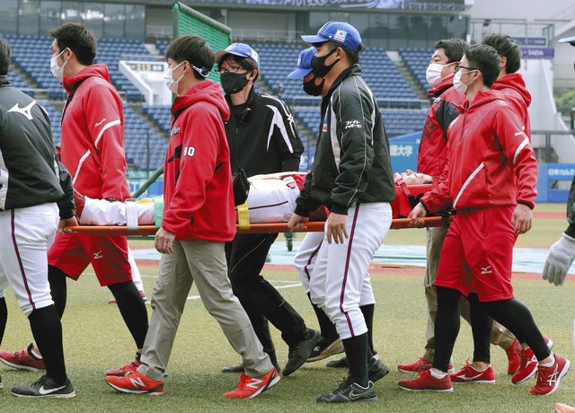 カープ野間峻祥救急車搬送「頭部の打撲」